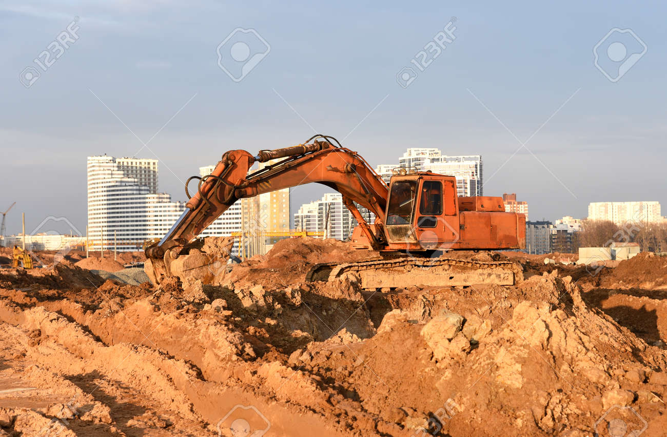  excavadora en movimiento de tierras en el sitio de construccion movimientos de tierra con